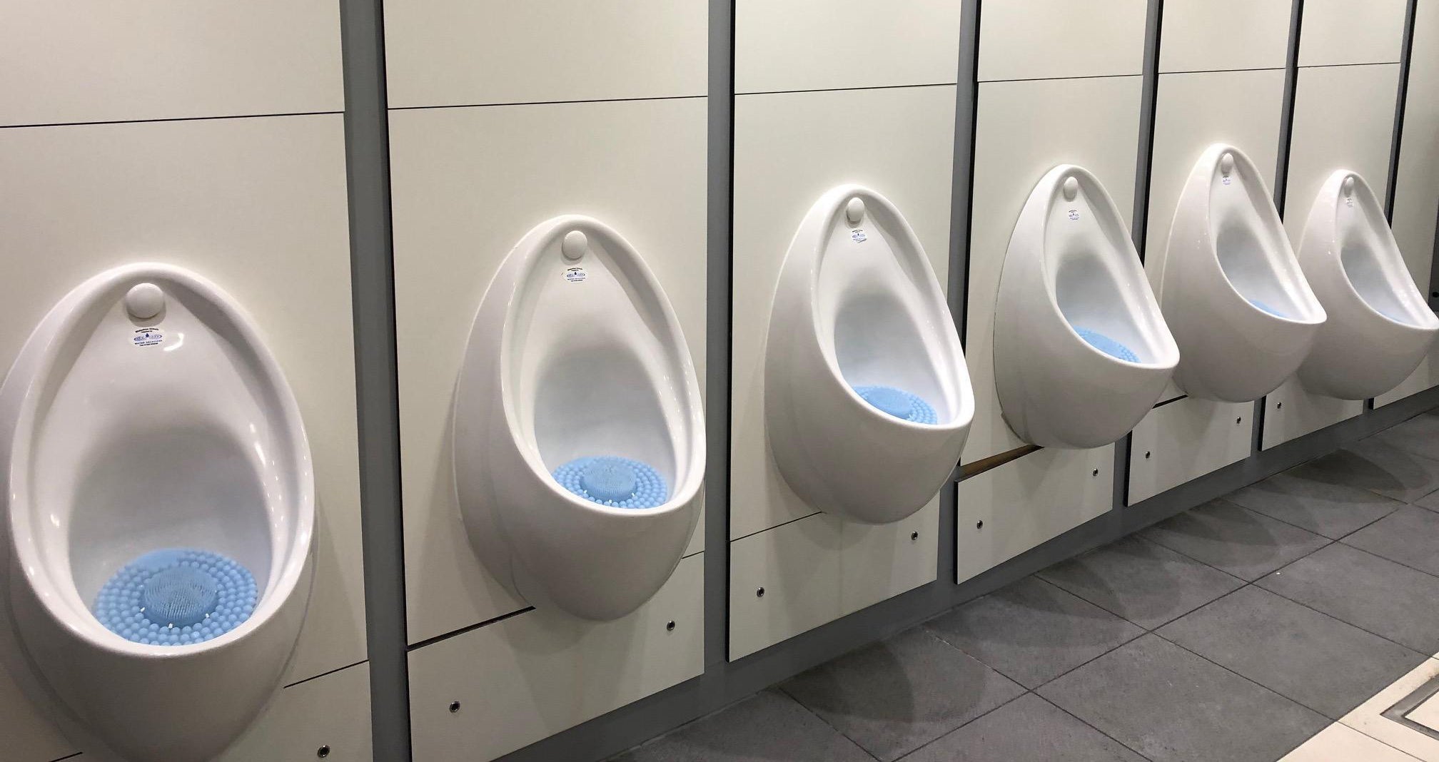 Urinoirmatjes: De oplossing voor schoner water en frissere lucht
